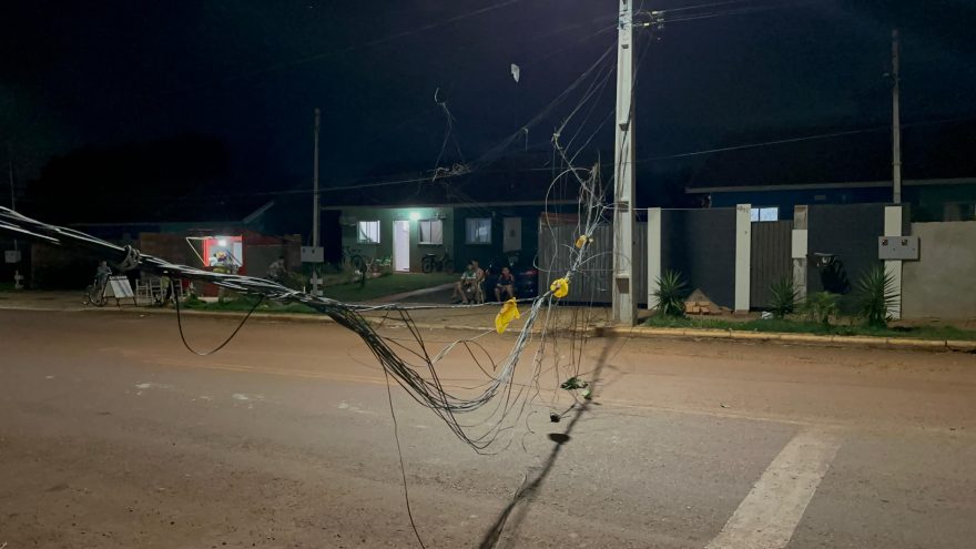 Risco de acidente! Cabos de telefonia soltos ameaçam a segurança dos motociclistas