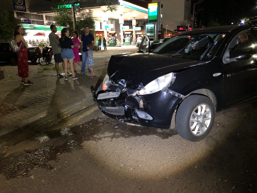 Carros se envolvem em forte colisão na Rua Paraná com Nereu Ramos