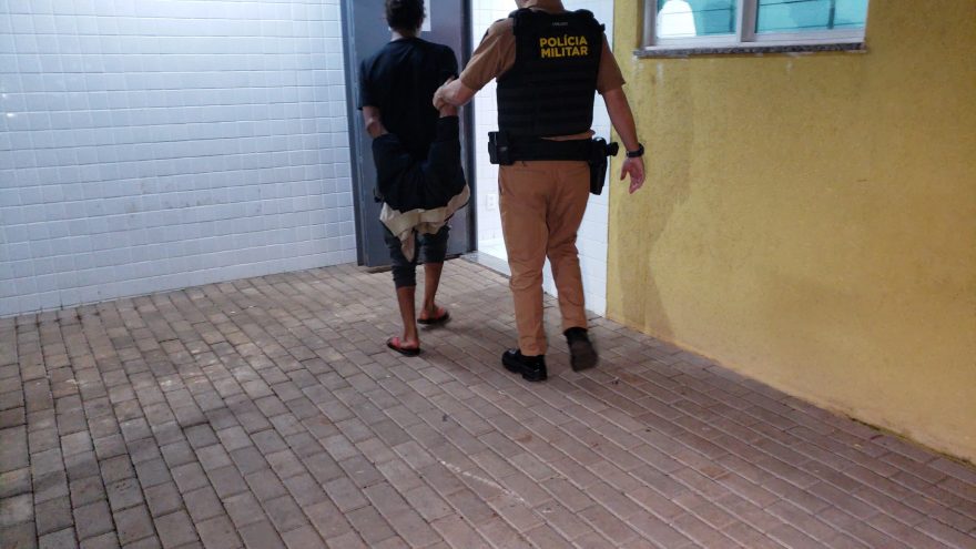 Homem é preso após agredir esposa na frente dos filhos no Cascavel Velho