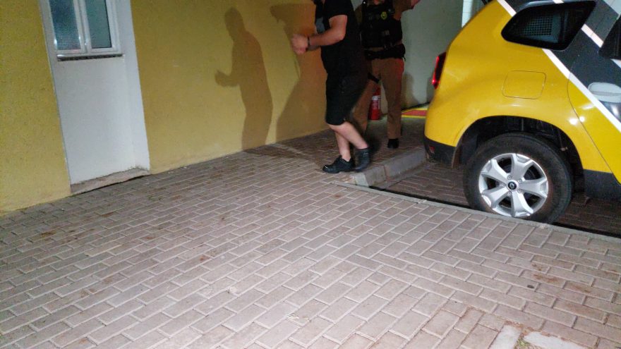 Homem resiste abordagem da Polícia, rasga farda de PM e vai parar na Delegacia