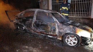 Carro de homem que foi detido por bater na namorada amanhece destruído por incêndio