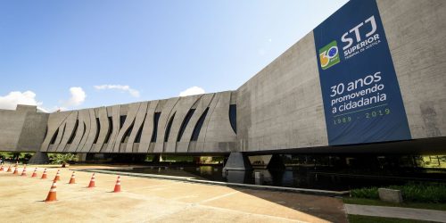 Imagem referente a STJ autoriza faculdade a cobrar mensalidade maior de alunos calouros