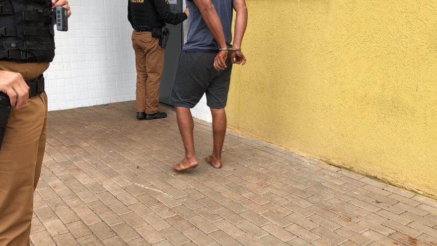 Homem é preso pela PM após furtar o carro do padrasto