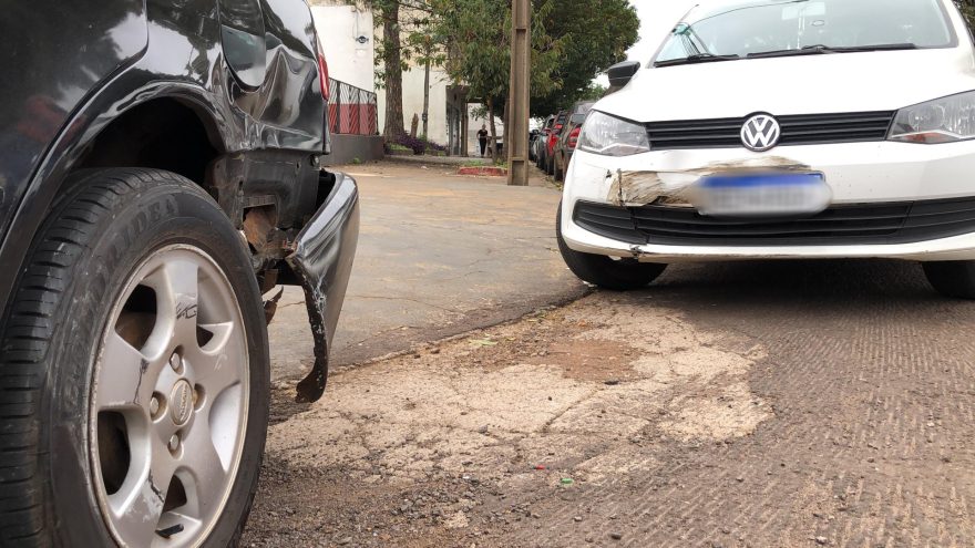 Carros se envolvem em colisão na Avenida Carlos Gomes e deixam via parcialmente interditada