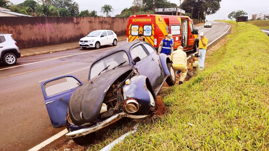 Fusca quase cai na PRc-467 após perder o freio e colidir contra poste na marginal