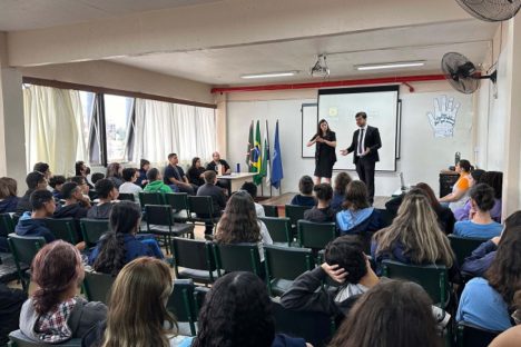 Polícia Civil ministra palestra a estudantes surdos sobre crimes virtuais