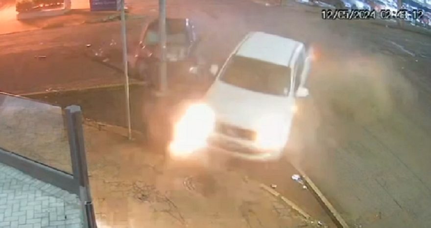 Câmera flagra forte colisão entre Amarok e Ford Focus