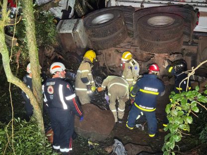 Imagem referente a Tragédia: colisão entre carreta e veículo de passeio deixa um morto na BR-277 em Guaraniaçu