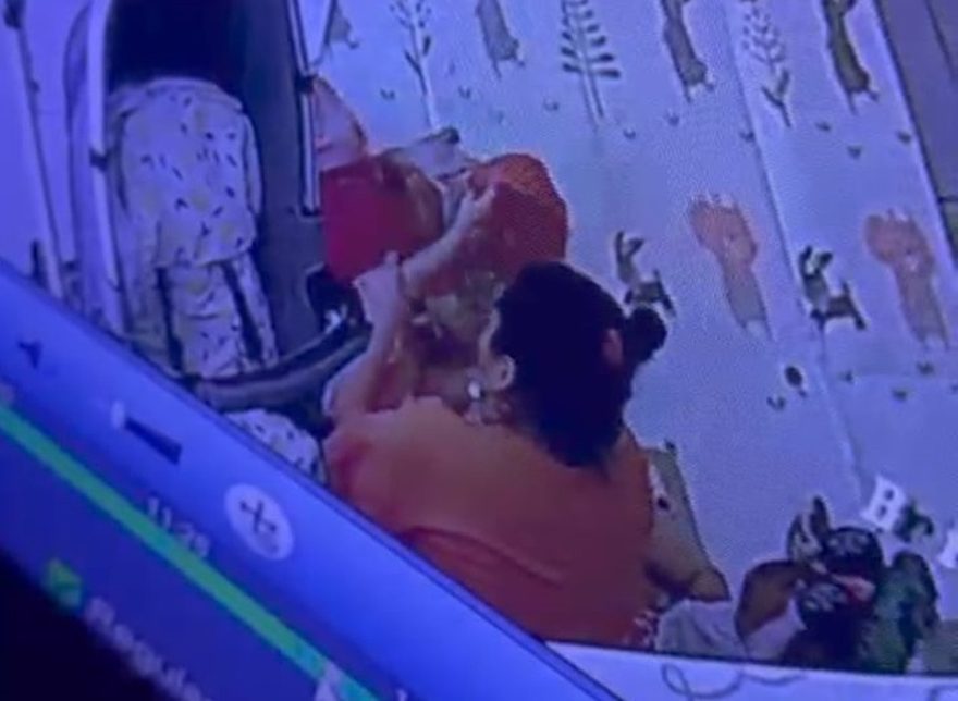 Crueldade! Babá é presa em flagrante por agressão a duas crianças; veja vídeo