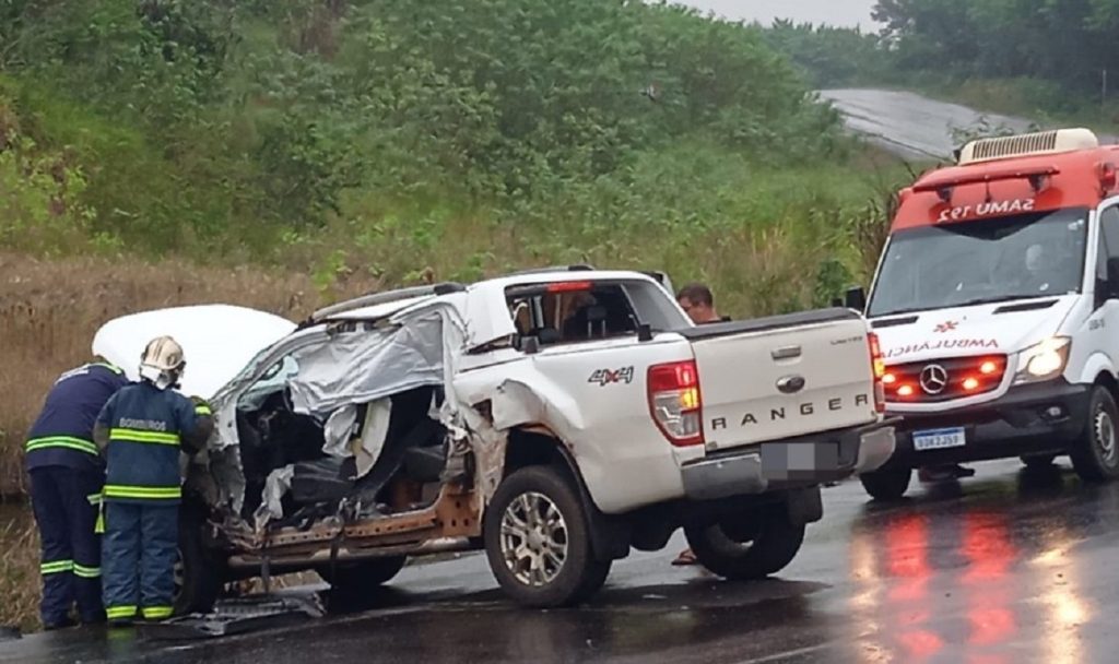 Caminhão perde controle e atinge Ranger na BR-163 em Capitão