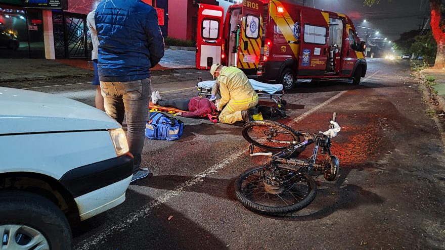 Ciclista fica ferida ao ser atingida por Fiat Uno no São Cristóvão