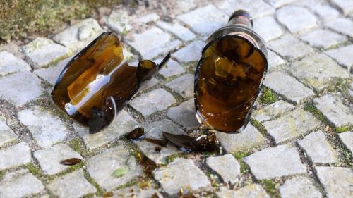 Uma mulher desmaia e outras duas ficam feridas ao serem atingidas por garrafas em briga de bar Imagem referente a Uma mulher desmaia e outras duas ficam feridas ao serem atingidas por garrafas em briga de bar