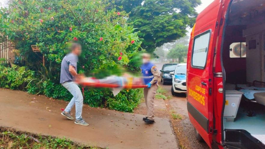 Idosa tem luxação no ombro após sofrer queda de plano elevado no Cascavel Velho