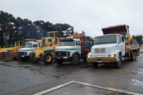 Com apoio de outros Poderes, Estado envia maquinário para desobstruir rodovias do RS