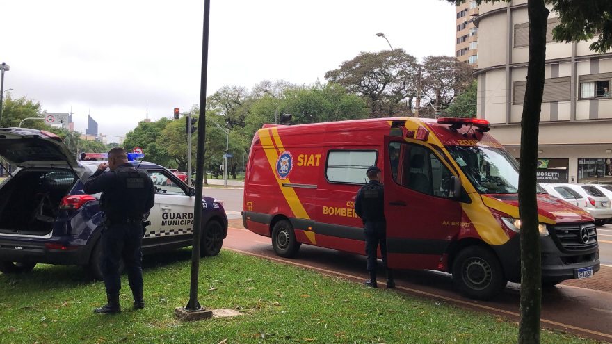 Jovem fica ferida na Ciclovia da Avenida Brasil após patinete deslizar na pista molhada