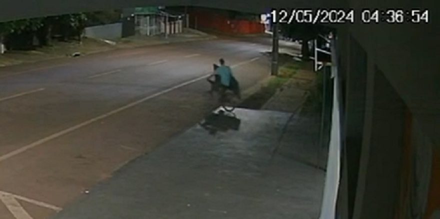 Homem é flagrado furtando porta de alumínio no Parque São Paulo