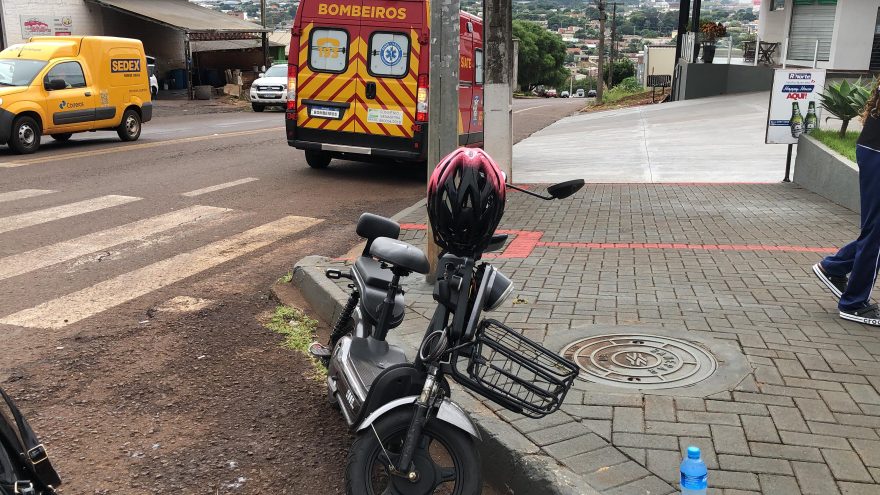 Após colisão com picape, piloto de patinete elétrico fica ferida