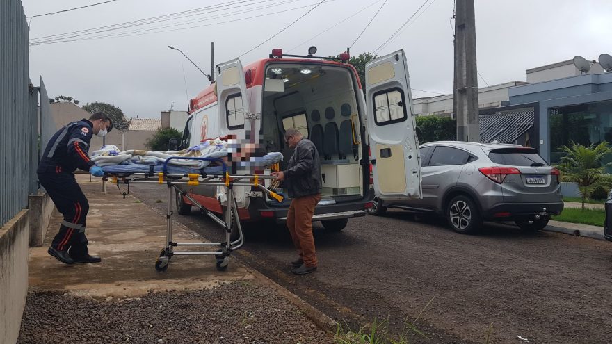 Passando mal, idosa é socorrida pelo Samu na Rua Primeiro de Maio