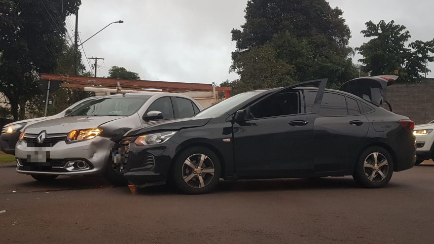 Batida entre Logan e Onix é registrada no Coqueiral