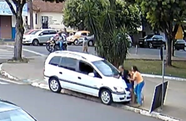 Câmera registra atropelamento de mulheres na calçada em cidade da região
