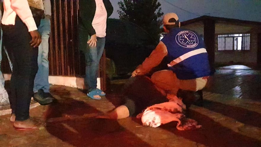Idoso fica ferido ao cair enquanto portão fechava no Coqueiral