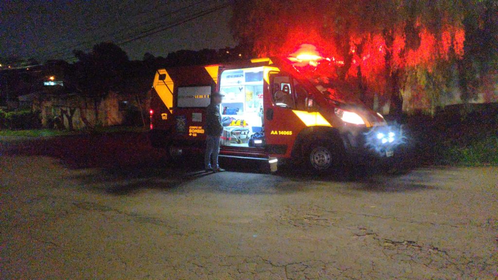 Mulher é socorrida pelos Bombeiros após ser atropelada no Bairro Brasília