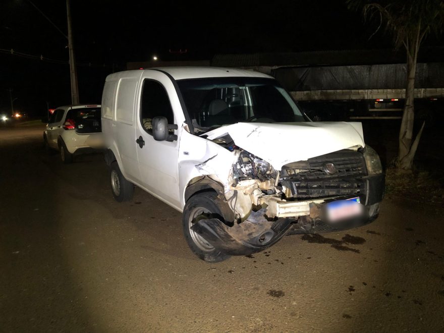Doblô e Sandero se envolvem em acidente na BR-277