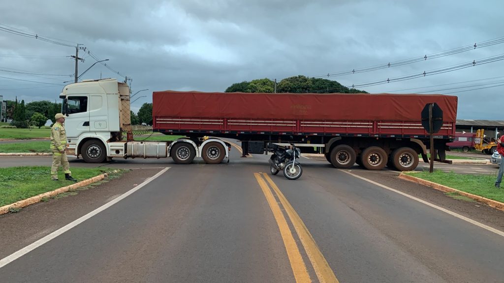 Motociclista fica ferido após colidir contra caminhão na Rodovia PR-317, em Santa Helena
