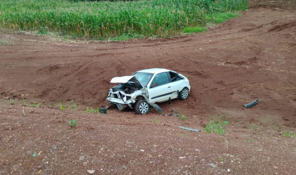 Saída de pista na PR-484 deixa motorista ferido em Três Barras do Paraná