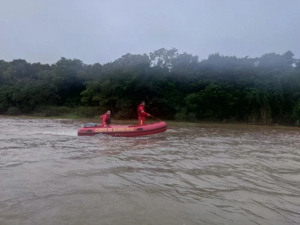 Buscas por desaparecidos de naufrágio no Lago de Itaipu são retomadas em Mercedes