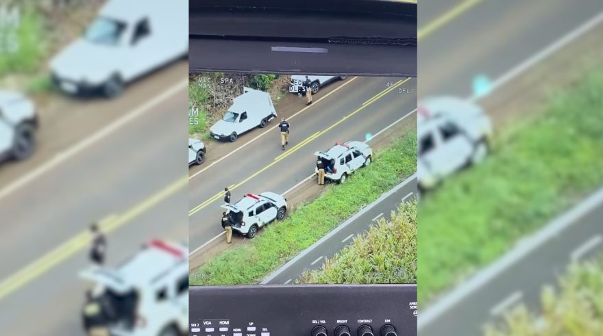 Falcão 13 e equipes da PM no solo interceptam Fiorino e Renegade com ilícitos