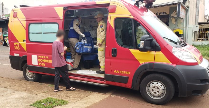 Adolescente fratura o braço ao cair de pé de mamão