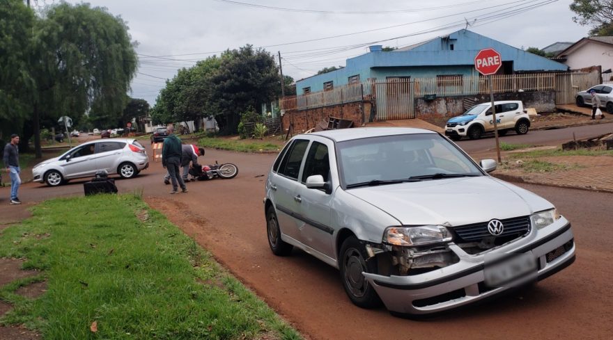 Gol e motocicleta se envolvem em batida no Santa Cruz