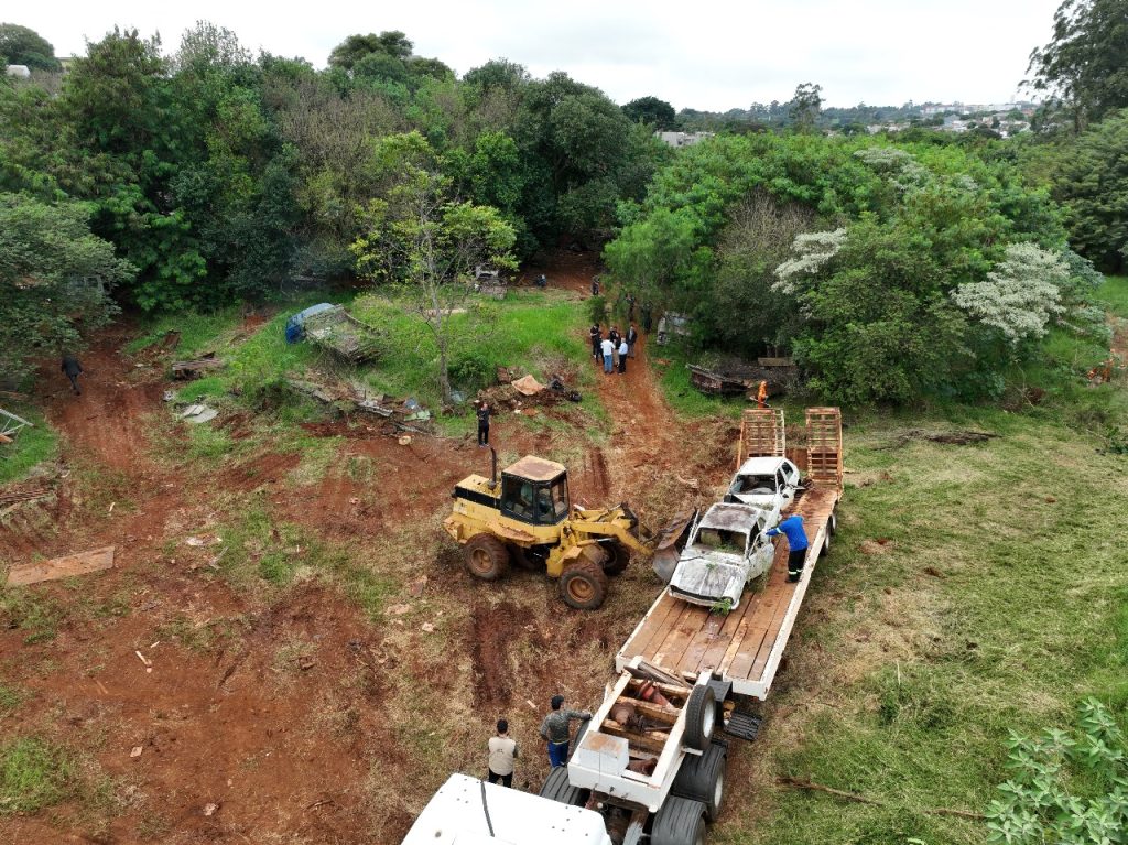 Limpeza das margens do córrego Bezerra deve ser concluída até o fim de semana