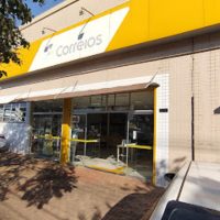 Crise nos Correios: empresa anuncia cortes e mudanças após déficit de R$ 2,6 bilhões Imagem referente a Crise nos Correios: empresa anuncia cortes e mudanças após déficit de R$ 2,6 bilhões