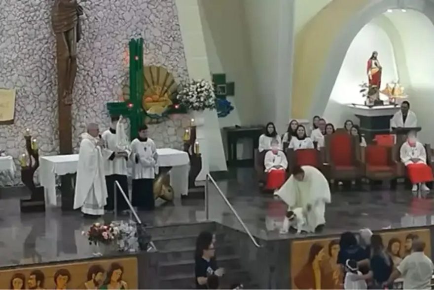 Rapidez divina: padre impede queda de menino vestido de anjo em Cianorte