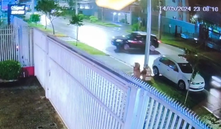 Vídeo: motorista perde o controle após pneu estourar e se envolve em acidente com carro estacionado