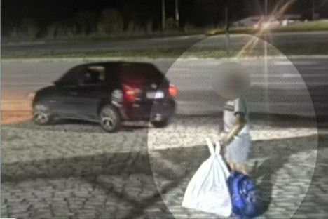 Imagem referente a De mochila e sacola: menino de oito anos é abandonado pelos pais em estrada