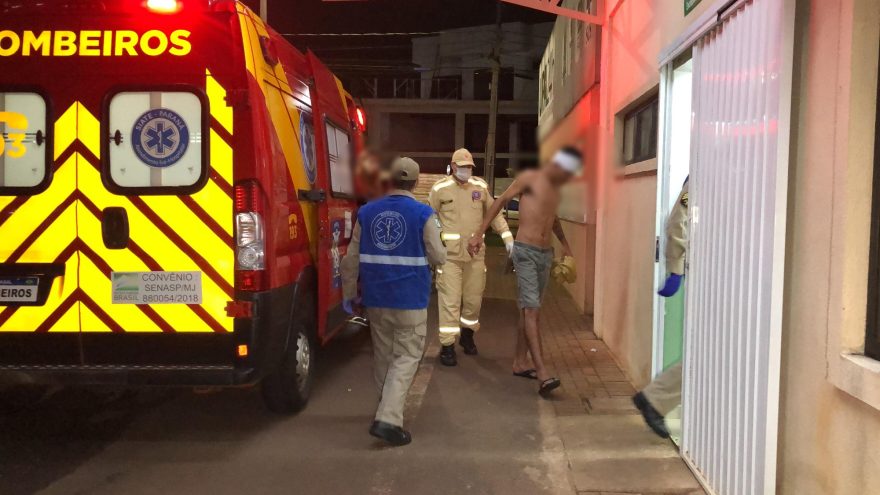 Homens invadem residência no Riviera e agridem jovem com porrete