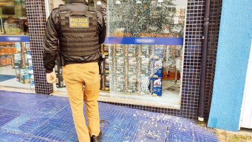 Ladrões criam buraco em vidraça de empresa na Avenida Brasil e furtam dinheiro do caixa Imagem referente a Ladrões criam buraco em vidraça de empresa na Avenida Brasil e furtam dinheiro do caixa