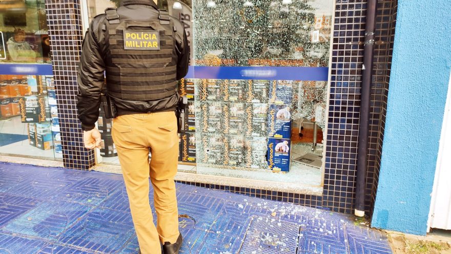 Ladrões criam buraco em vidraça de empresa na Avenida Brasil e furtam dinheiro do caixa