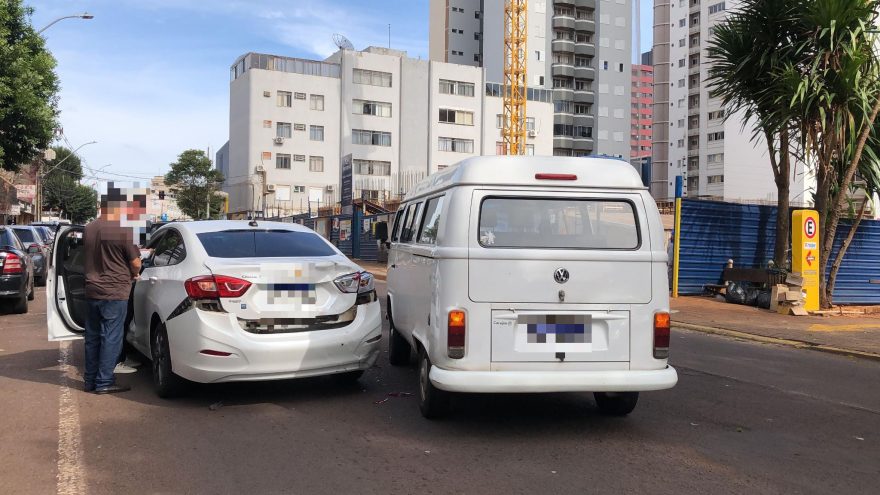 Kombi e Cruze se envolvem em acidente na Rua Paraná