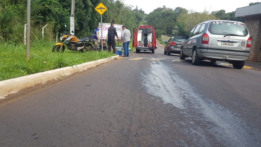 Mancha de óleo na pista derruba motociclista na Rua Bom Jesus