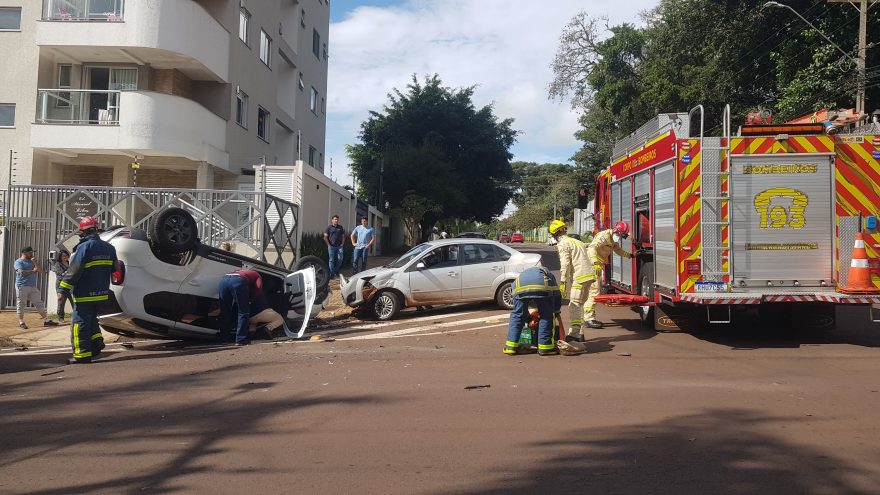 Duster capota após colisão com Fiesta no bairro Neva