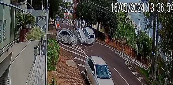 Câmera flagra momento em que Duster capota após colidir com Fiesta
