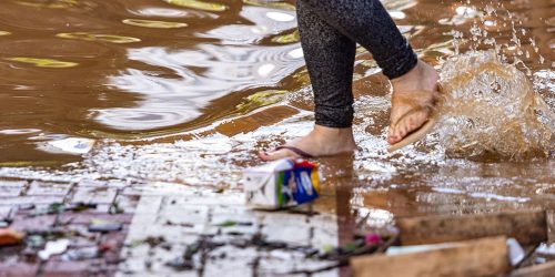 Imagem referente a Com recuo da água, Porto Alegre enfrenta lixo na rua, ratos e insetos