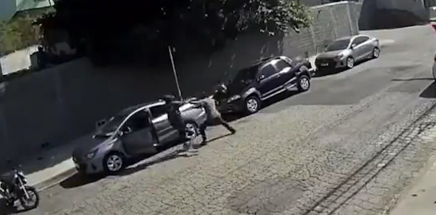 Vídeo: Homem tenta impedir assalto e leva tiro na cabeça