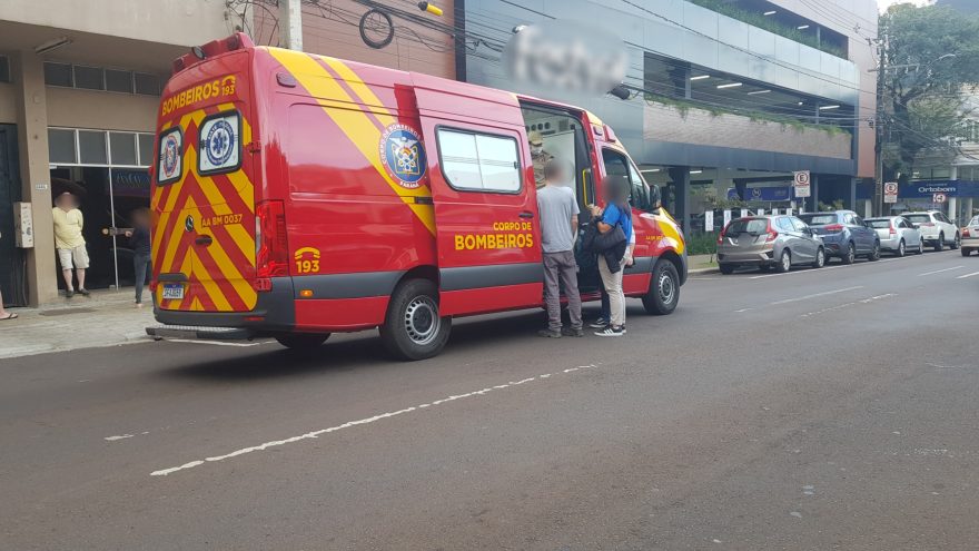 Adolescente é socorrido pelos Bombeiros após bater bicicleta em carro no Centro