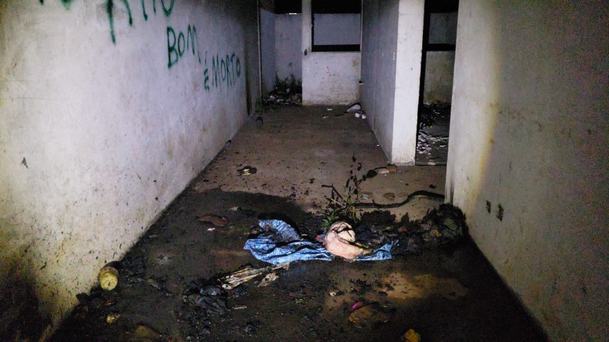 Bombeiros combatem princípio de incêndio em residência abandonada no Interlagos