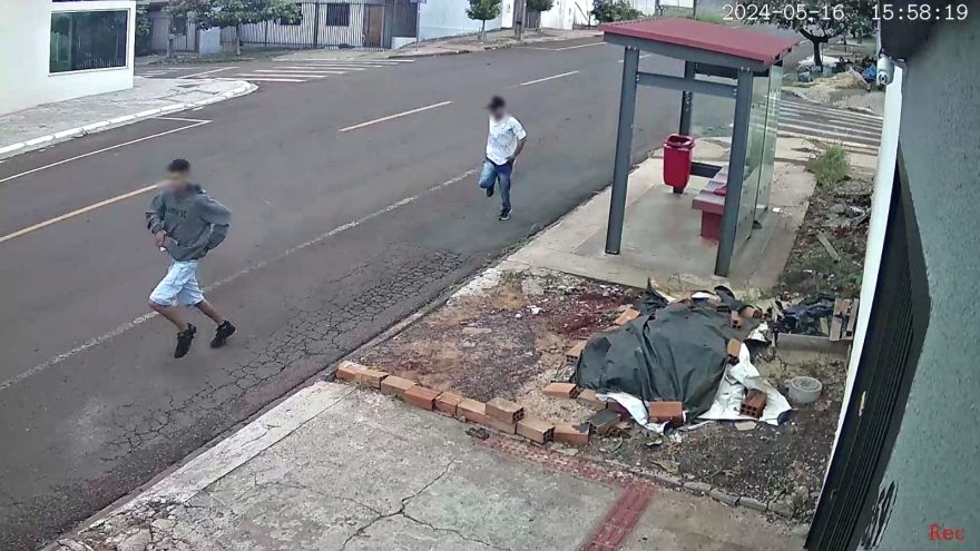 Vídeo mostra momento em que carro é furtado por ladrões no Florais